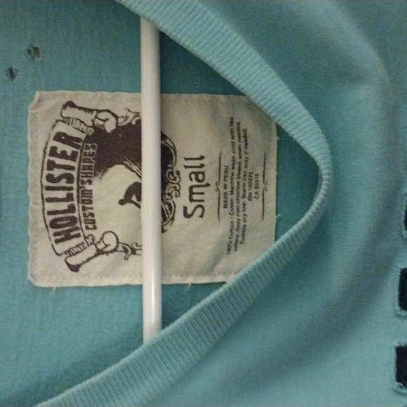 Hollister Custom Shapes Size: Small. Aqua Blue Raised Lettering - Picture 2 of 4
